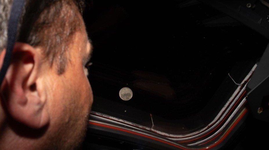 Dojemný moment mise Artemis II. Astronaut pojmenoval kráter po zesnulé manželce