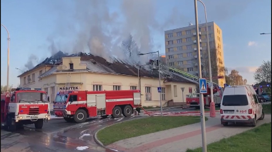 Před požárem ubytovny utíkalo přes 20 lidí. Nikomu se nakonec nic nestalo