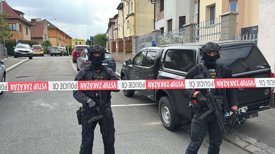 Střelba v pražské Hostivaři: Jeden mrtvý a jeden zraněný, pachatel je na útěku