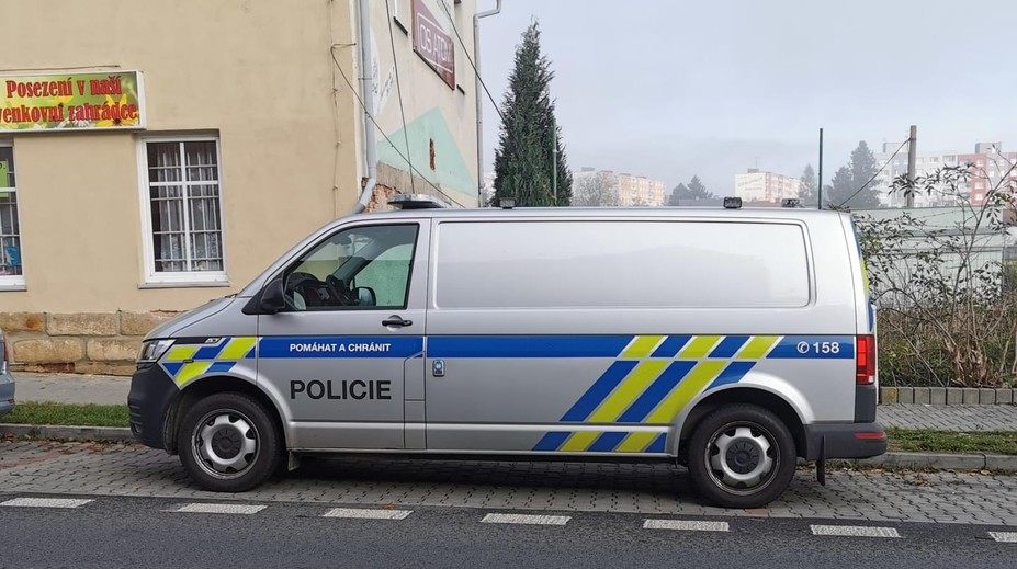 Muž v Plzni držel ženu v bytě, pokusila se utéct přes střechu, ale spadla a zemřela