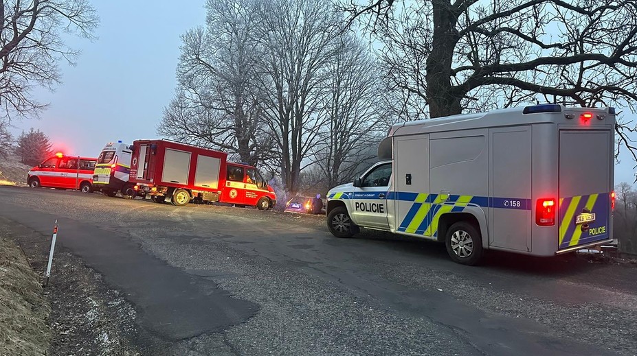 Muži vyrazili do bývalého dolu, jednoho strhla voda. Pátrají po něm potápěči