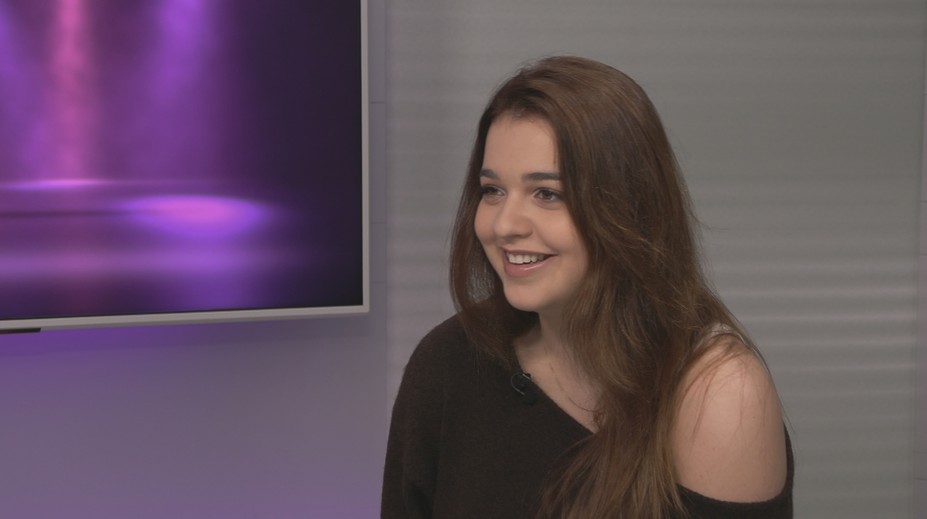 Mladičká Češka předskakuje Jasonu Derulovi, pak šprtá na maturitu. Je to divný,
říká Thera