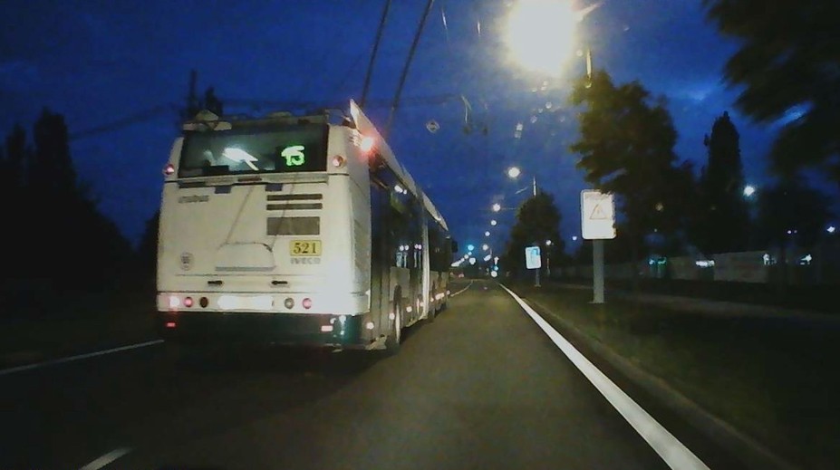 VIDEO: Riskantní manévr trolejbusu. O přestupek nešlo, uvedl magistrát