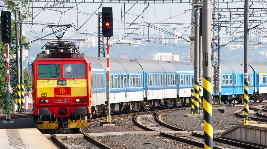Některé vlaky z Prahy nejezdí. Vlak na koridoru srazil člověka