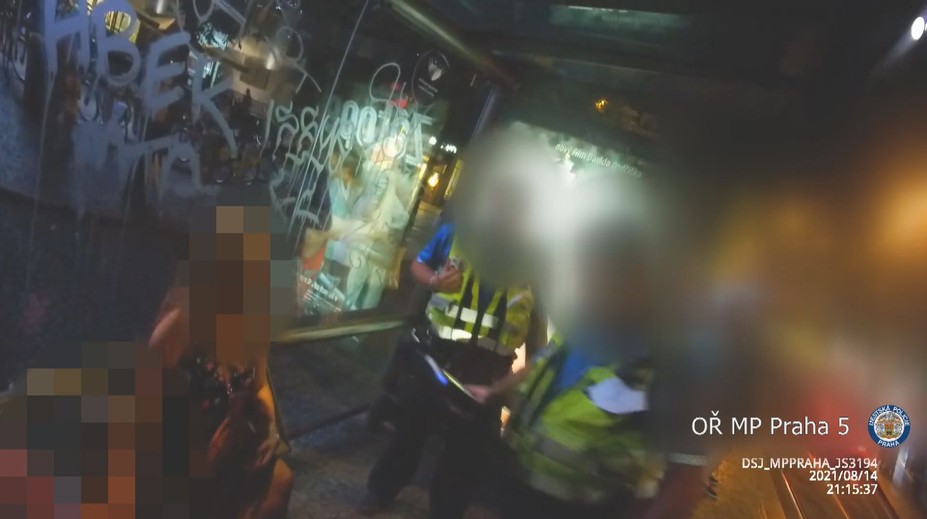 Pěstounku se 3 promile podpíral syn. Do němoty se opila i matka batolete