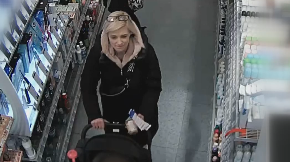 Policie v Praze vyšetřuje bizarní krádež. Ženu s kočárkem natočila kamera