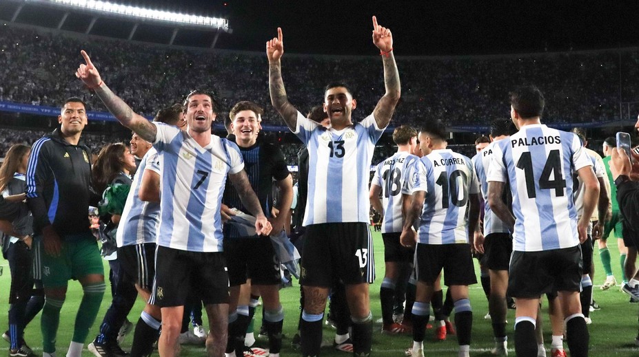 Argentina postoupila na MS, obhájce zesměšnil Brazílii. Vinícius provokoval