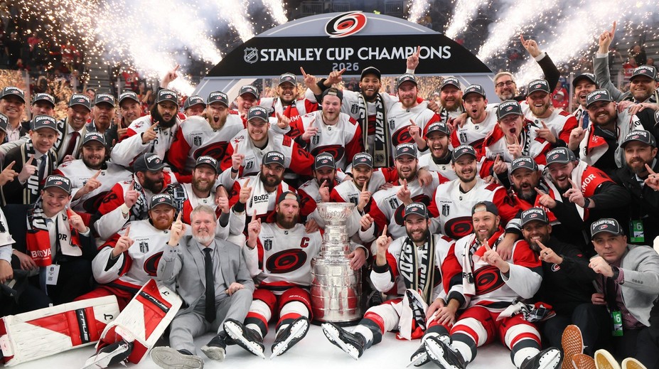 Carolina po 20 letech slaví Stanley Cup. Vegas s Hertlem vynulovala