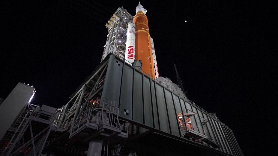 Do startu mise Artemis II zbývají hodiny. Astronauti při ní obletí Měsíc
