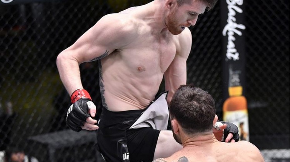 Sandman uspal soupeře naskočeným kolenem. Volkov ukončil Overeema