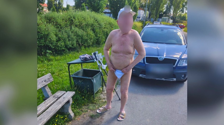 Na svitavském hřbitově se opaloval senior ve slipech. Rozzuření lidé volali policii