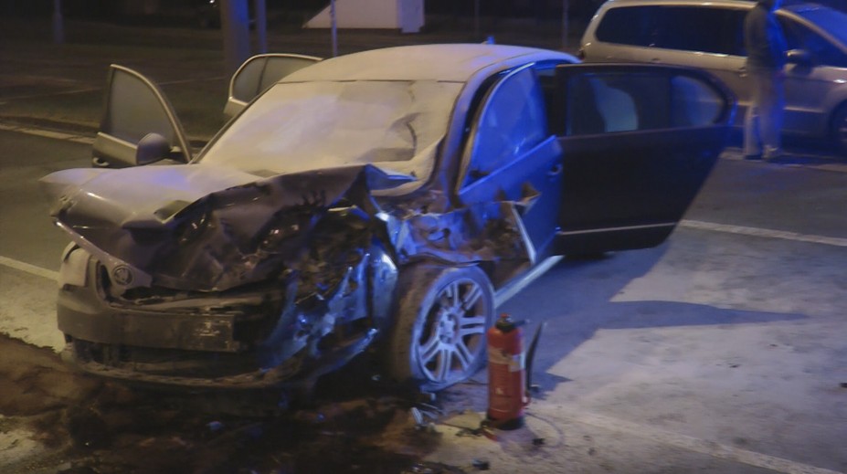 Do výbuchu chyběly vteřiny! Auto vzplálo po srážce s cisternou benzínu