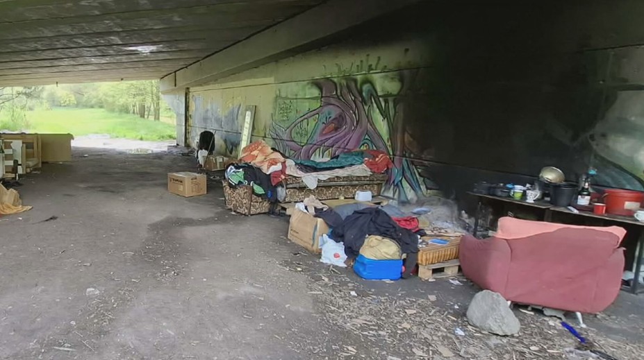 ŘSD řeší v Třebíči neobvyklý případ. Bezdomovci tam poničili most