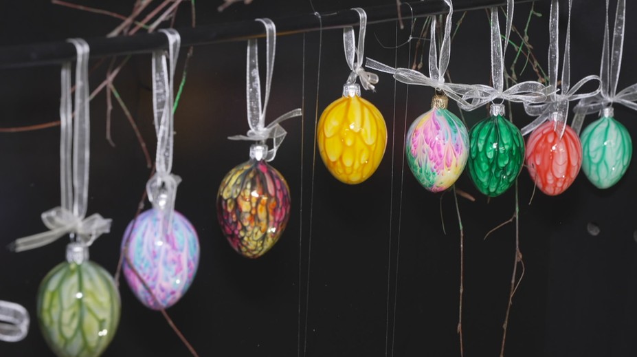 Velikonoce se pomalu blíží. Letos budou trendy skleněná vajíčka