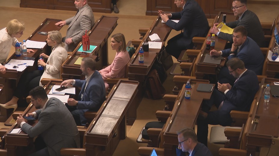 Vládní koalice navrhla zmrazit platy poslanců. Snižte náhrady, radí opozice
