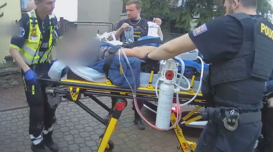 Takhle vypadají praví hrdinové. Policisté zachránili muže, který zkolaboval