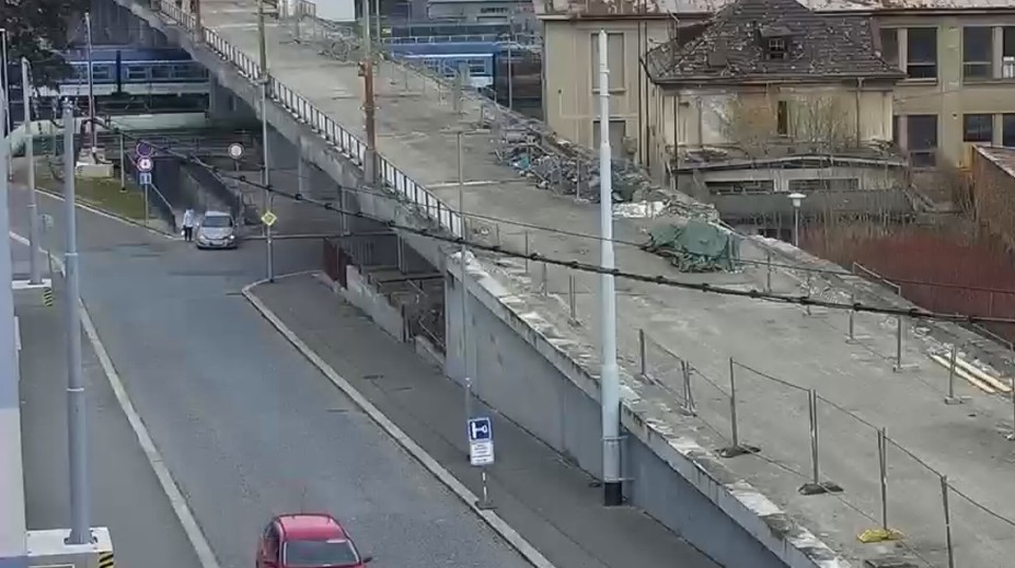 Řidiči si zkracují cestu podchodem, chodci nemají kam uhnout