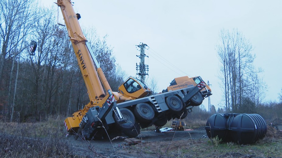 Velký jeřáb se převrhl a strhl elektrické vedení. Obec byla hodiny bez proudu