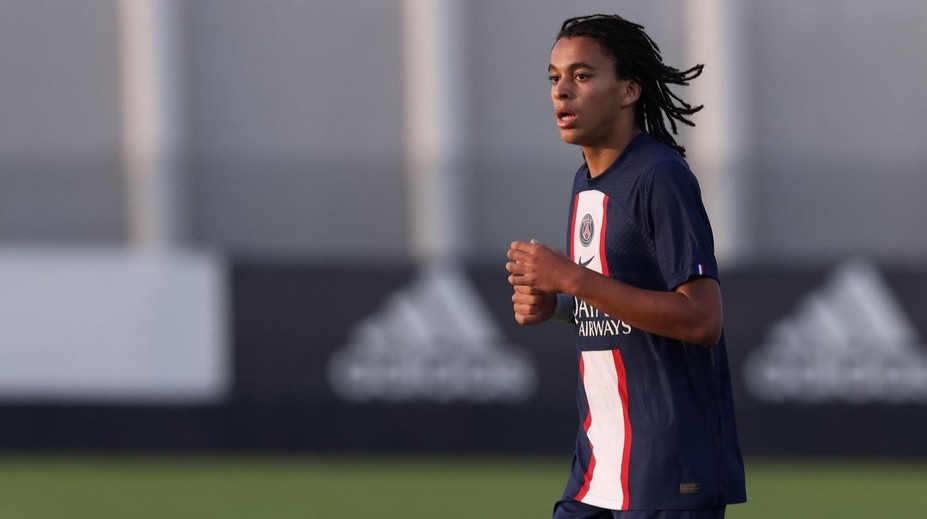 Jde ve stopách slavného bratra. Ethan Mbappé si odbyl premiéru v PSG