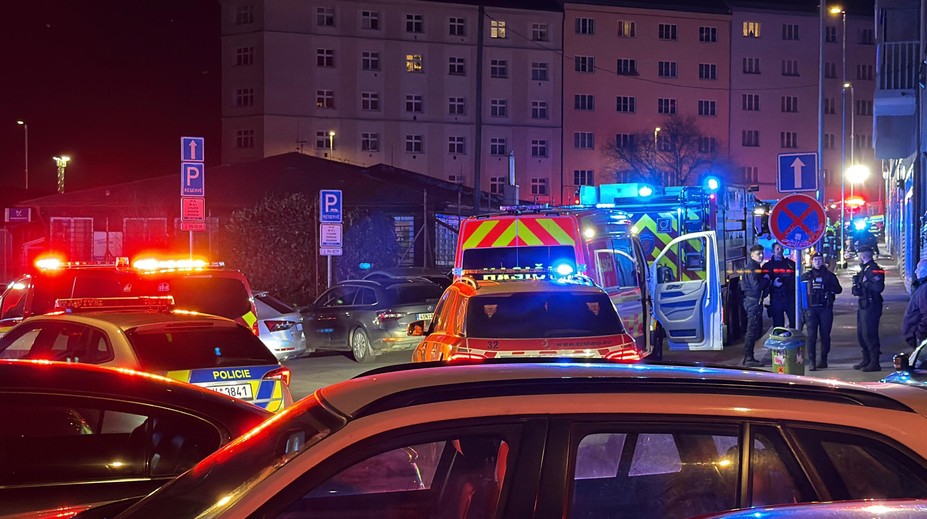 Noční požár v Praze si vyžádal jednu oběť. Hasiči museli evakuovat několik lidí