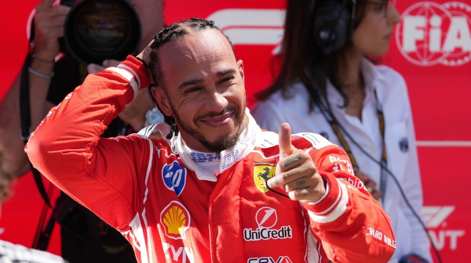 Hamilton zářil při jízdě na prkně. Jeho slavná přítelkyně šílela nadšením
