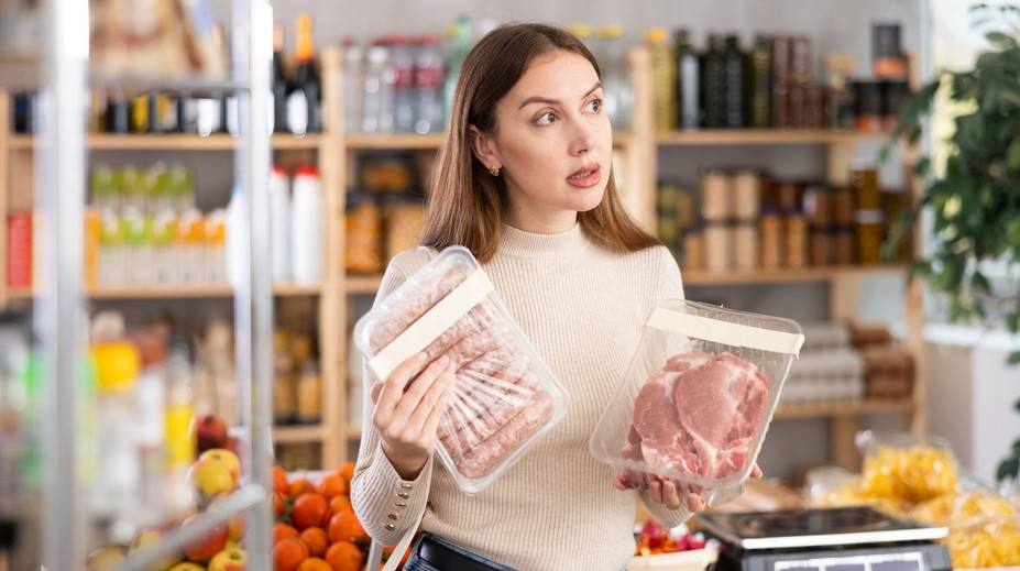 V supermarketu odhalili závadné zboží. Inspekce varuje před párky i salámem