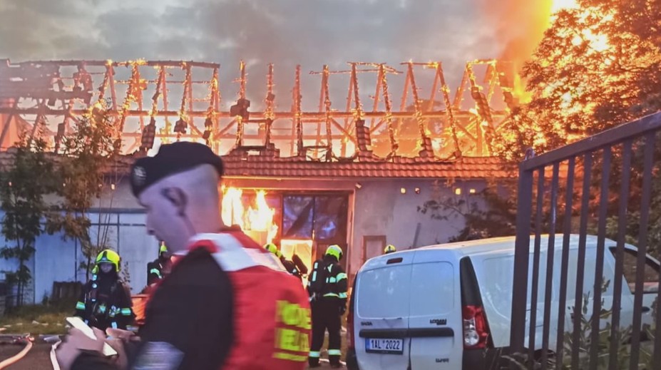 U Prahy začala hořet truhlárna! Bylo nutné evakuovat několik lidí