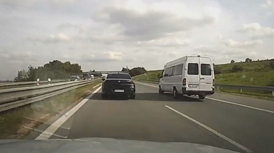 Černé BMW letělo po D1 dvoustovkou. K řidičově smůle přímo kolem policistů