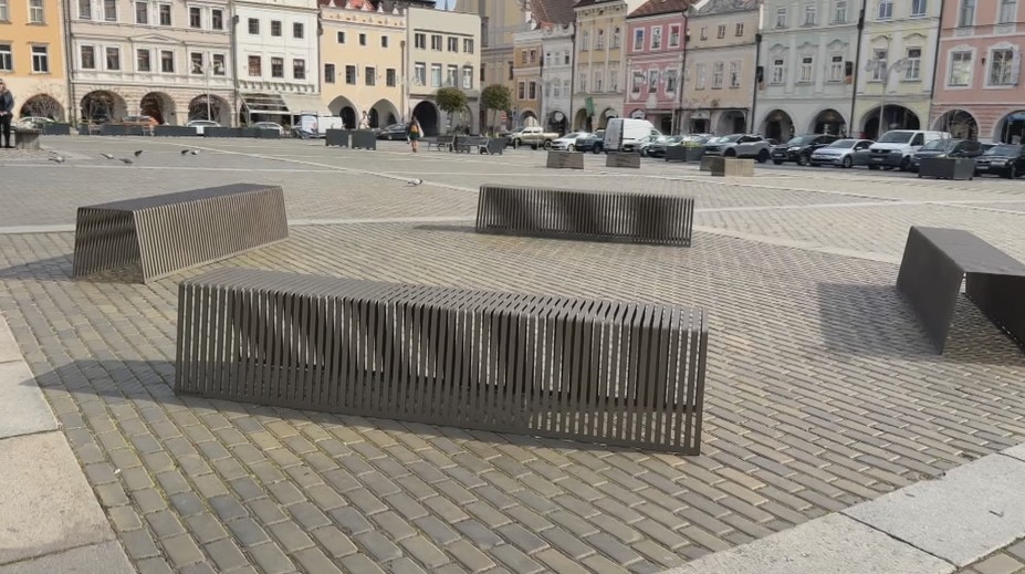 Koše či lavičky v Budějovicích dostanou jednotnou podobu, schválili radní