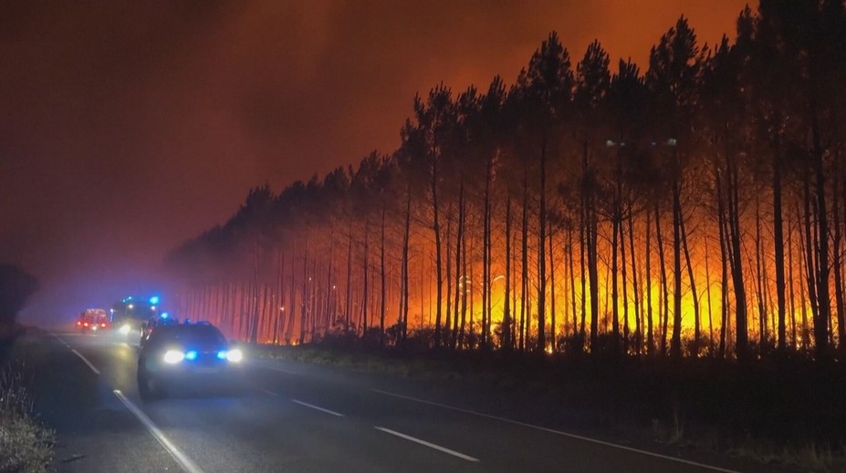 Obří lesní požáry ve Francii. Úřady musely evakuovat tisíce lidí
