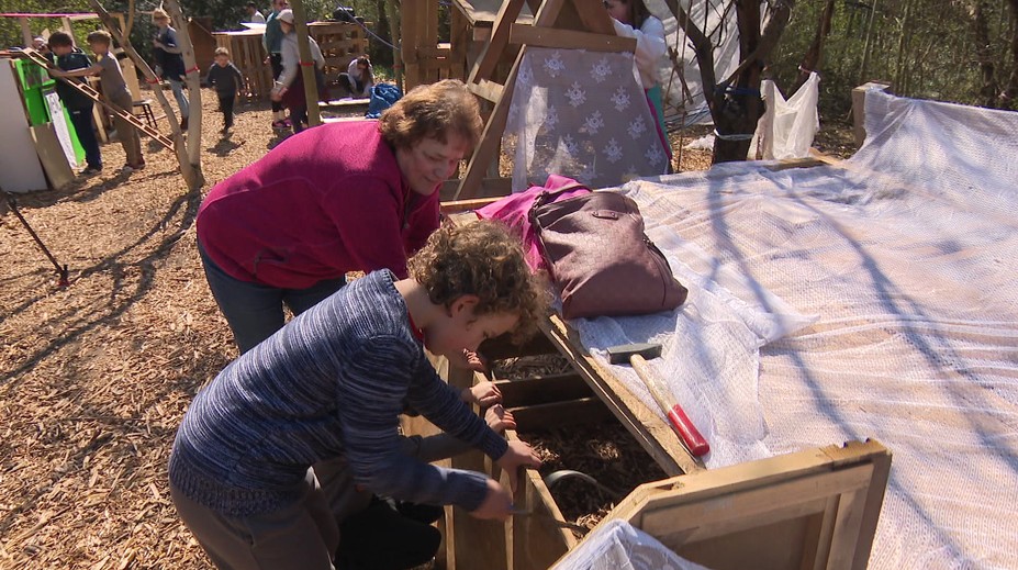 Na Vypichu otevřeli dobrodružné hřiště. Děti tam pracují i se skutečným nářadím