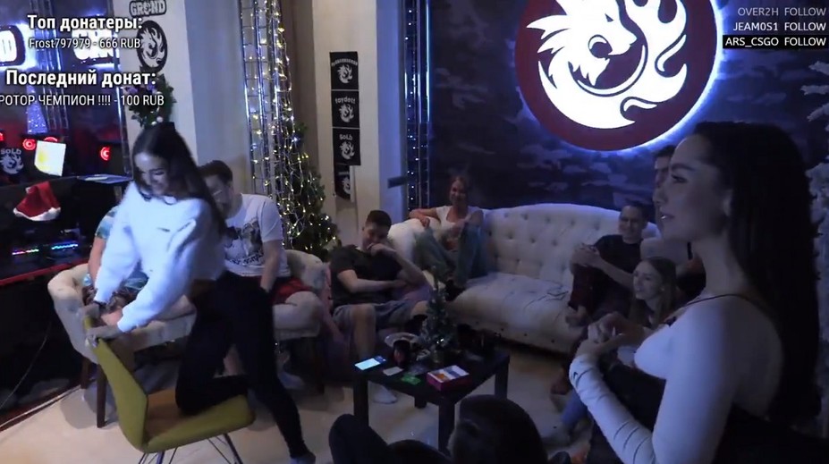 Ruský CS:GO tým si pozval na soustředění striptérky, pak porazil favority