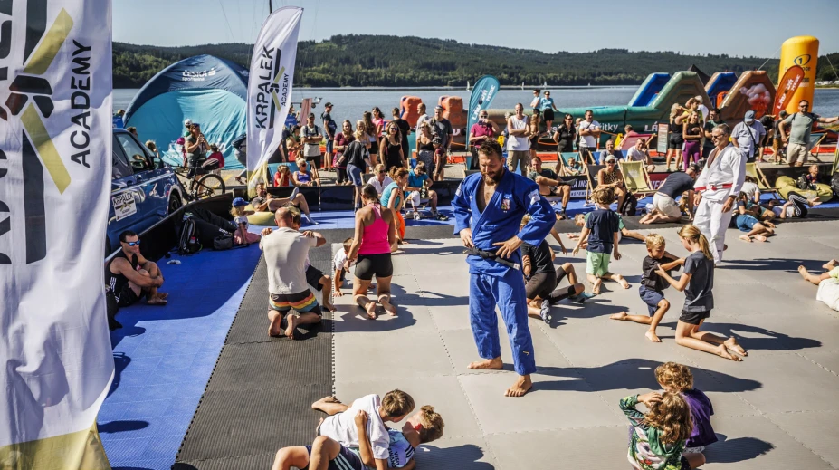 Krpálek na Lipně vyučoval judo. Neumannovou hodil na zem, ukázal základní chvat