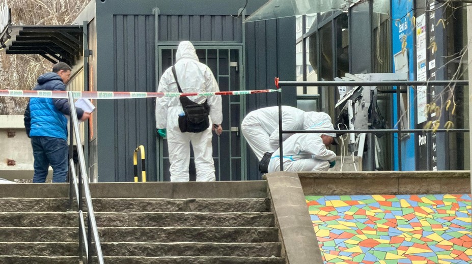 Výbuch u bankomatů v Praze. Policie pátrá po pachatelích