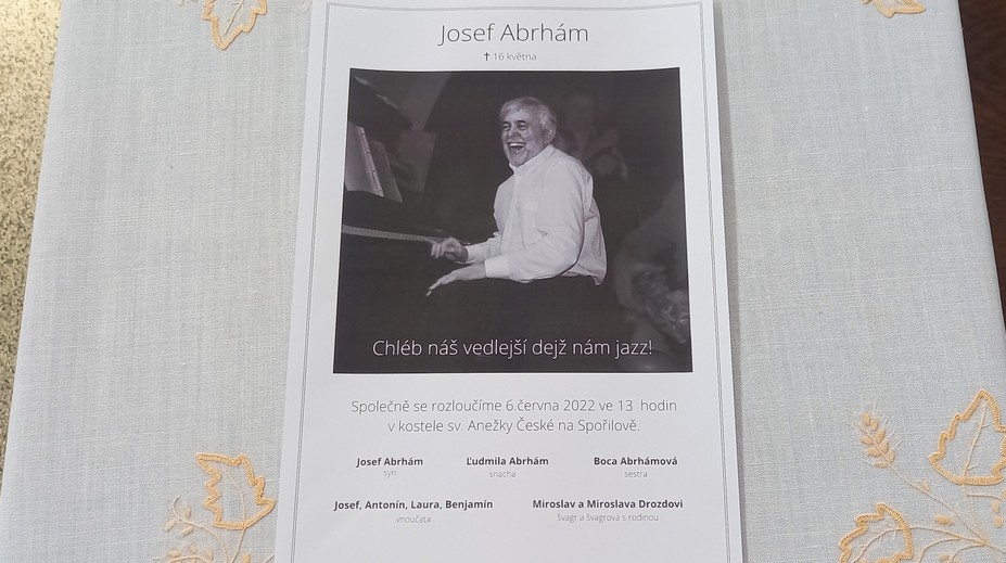Přípravy na Abrhámův pohřeb. Zveřejnili parte, zdobí kostelík