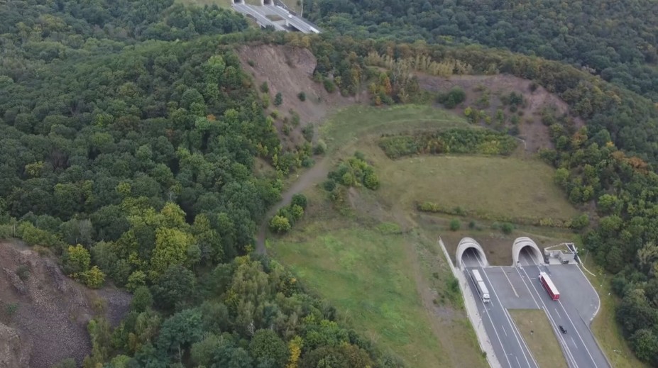 Postupně se uzavřou tunely na D8. Řidiče čeká dopravní peklo