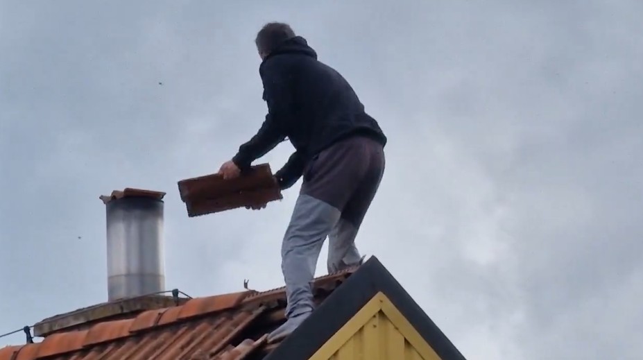 VIDEO: Agresivní muž řádil na střeše. Zásahovka nahoru nemusela, uklouzl a spadl