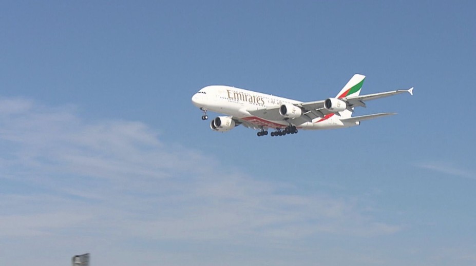 V Česku přistálo letadlo Emirates z Dubaje. Na palubě byly stovky Čechů