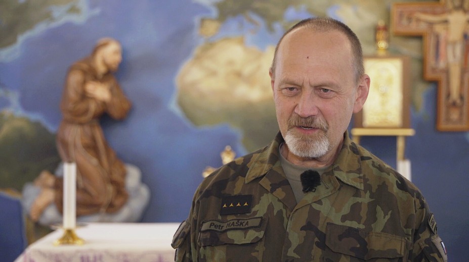 Čeští vojáci na misi zažili o Vánocích i půlnoční mši. Díky oddanému kaplanovi