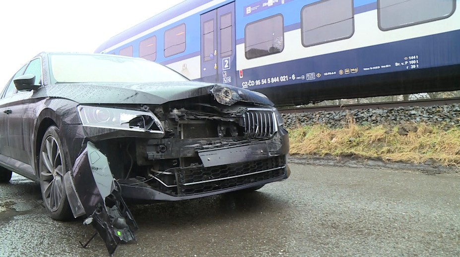 Srážka s autem zastavila vlak. V nebezpečném místě se bouralo už několikrát