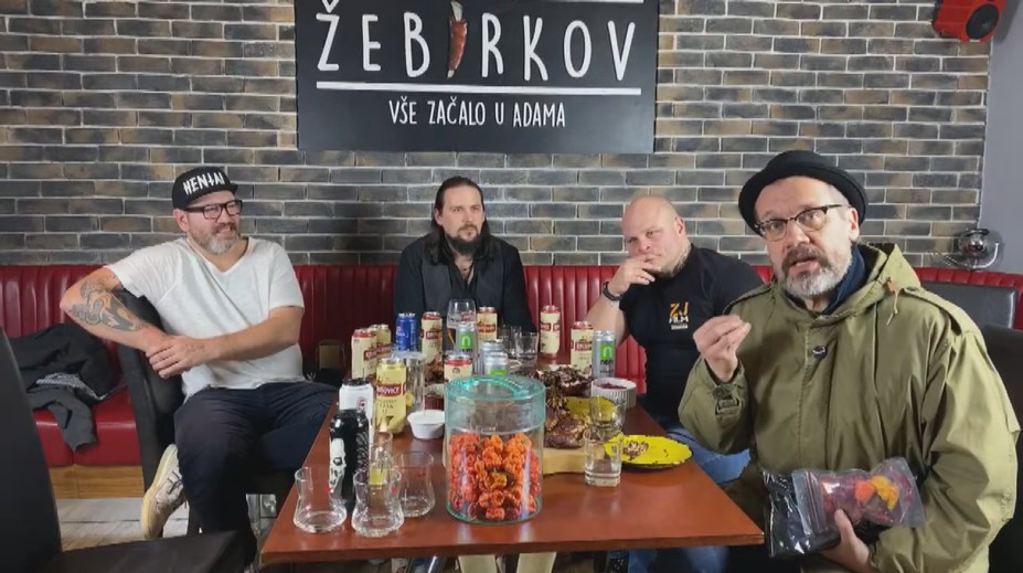 Youtuber popíjel s celebritami a vysílal, udali je a přišla policie