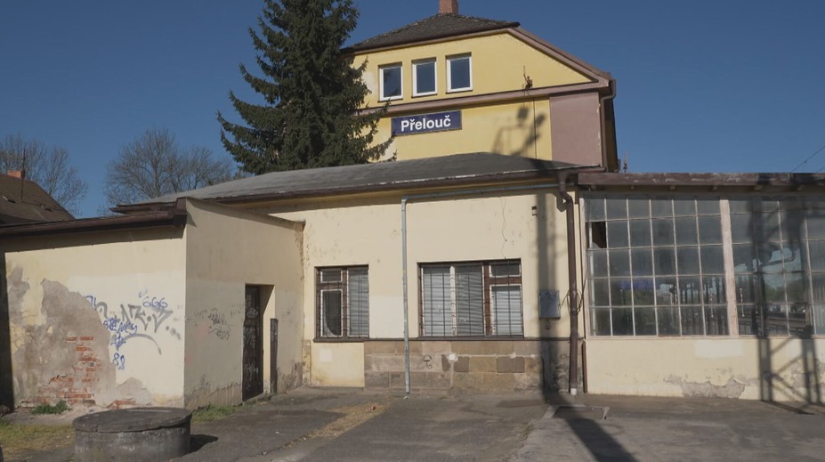 Lidé si stěžují na nádraží v Přelouči. Vadí jim chybějící výtahy i špatné nástupiště