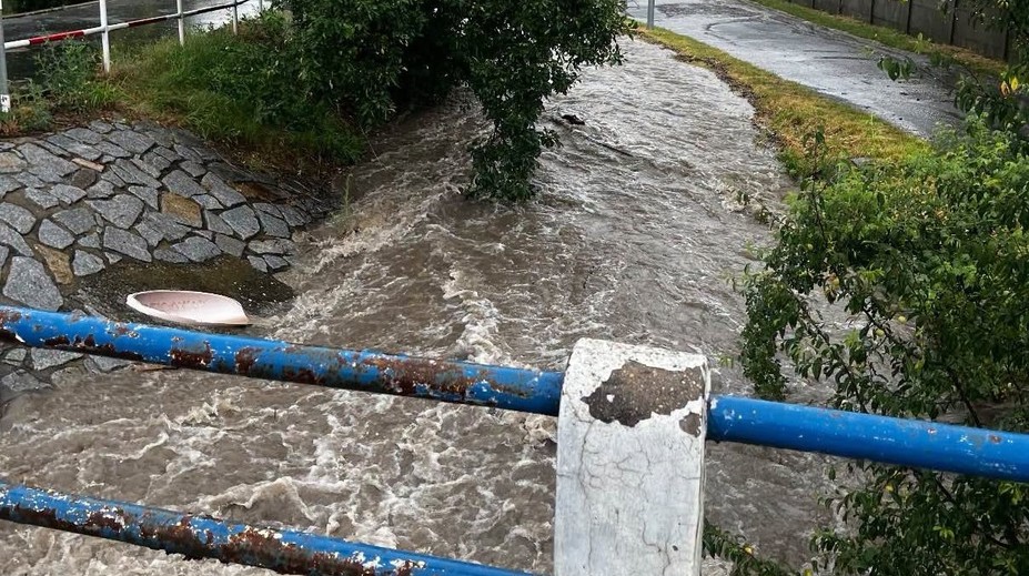 Českem se valí silné bouřky s prudkým deštěm. Potoky se vylévají z břehů