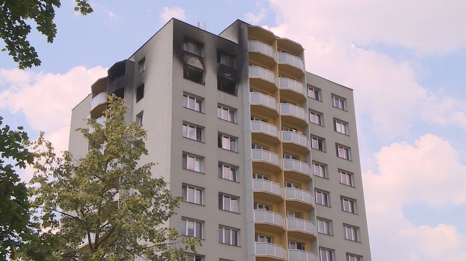 Měla to být partnerská msta. Muž prý nesl k bytu láhev benzínu!