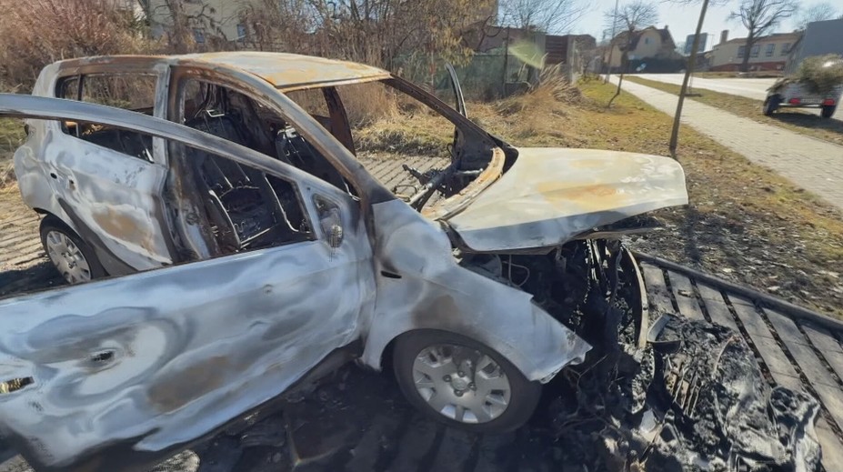 Útočník zapálil auto opozičního zastupitele. Policie žádá o pomoc s identifikací
