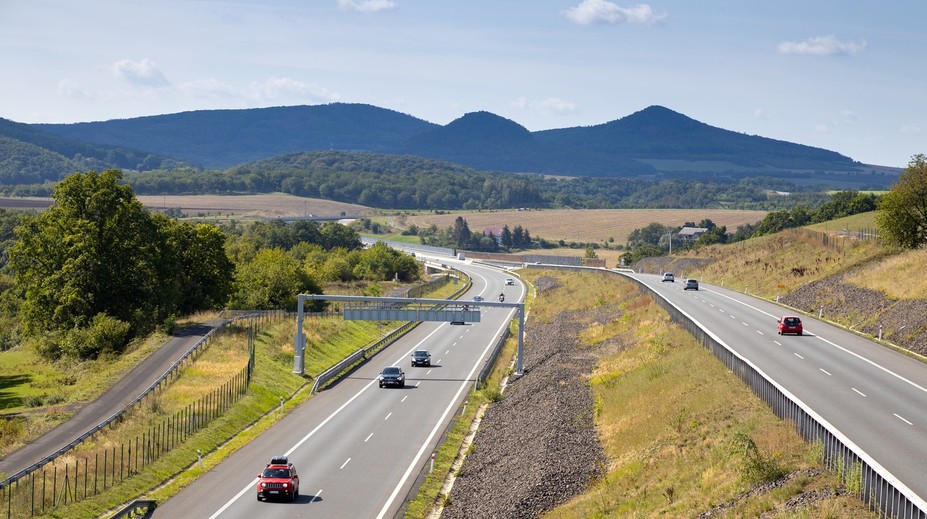 Dálnice D8 u Prahy se rozšíří na šest pruhů. ŘSD počítá se stavbou v roce 2030
