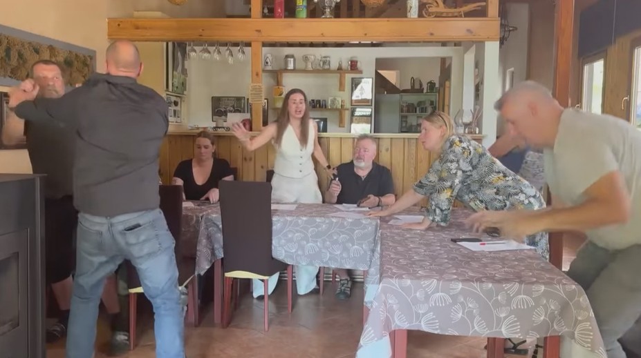 Rvačka na zastupitelstvu na Chebsku. Naštvaly mě jeho blbé kecy, říká politik