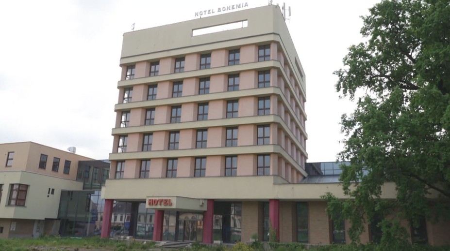 Chátrající hotel v Chrudimi je dle obyvatel ostudou města. To se ale možná změní
