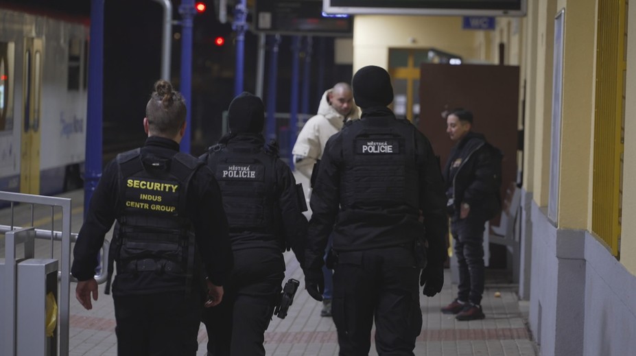 Cestující na nádraží v Chrudimi se necítí bezpečně. Pomoci mají kamery i ostraha