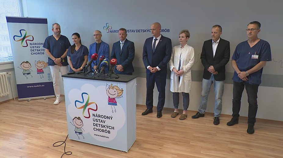 Siamská dvojčata narozená v Bratislavě jsou srostlá pánvemi. Čeká je operace